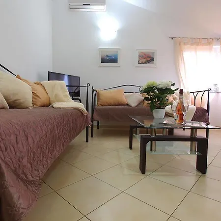 Neven Apartment *